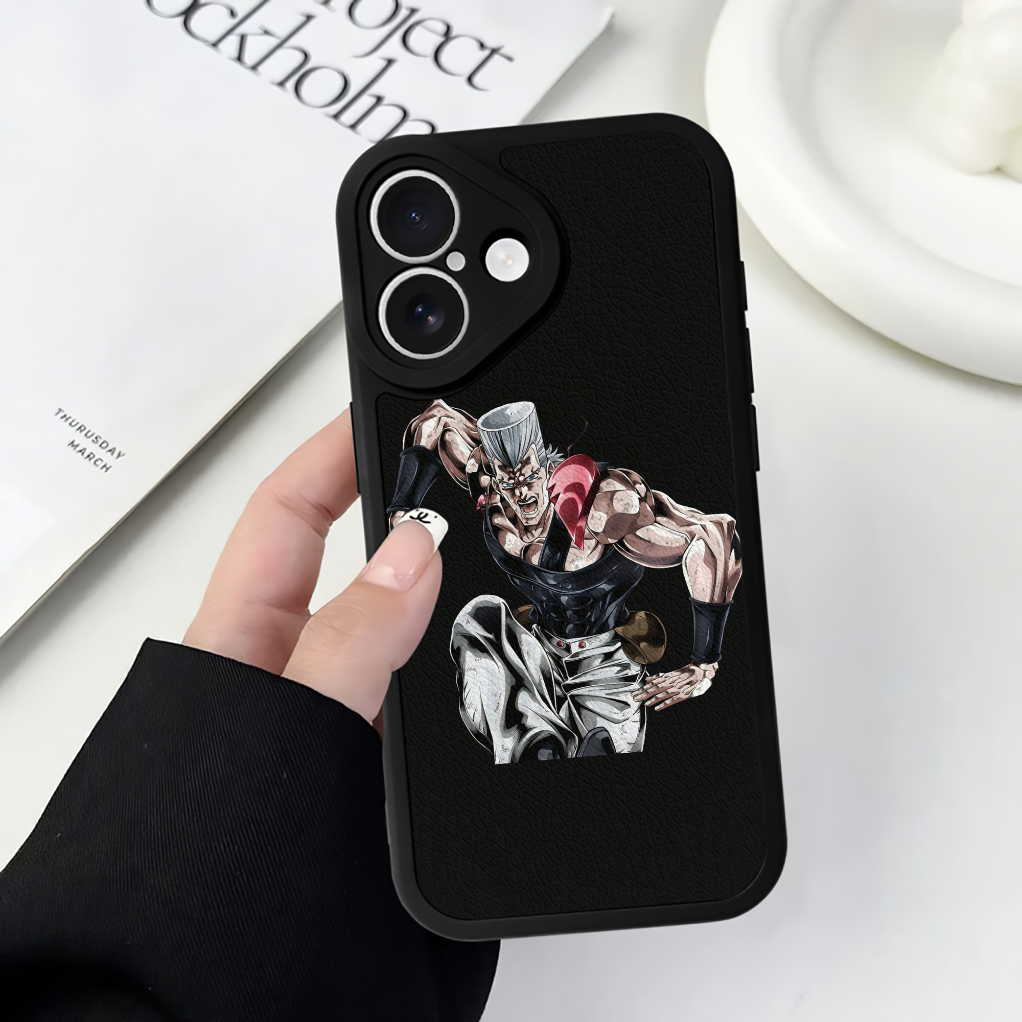 （画像用） ジョジョの奇妙な冒険 ジャン＝ピエール?ポルナレフ JoJo's Bizarre Adventure Jan Pierre Polnareff 【iPhone 16シリーズ対応】シリコンスマホケース（レザー調） 材質：シリコン